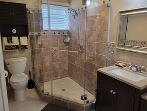 Shower, hair dryer, towels, soap - Percyvillevi - Cozy and private 1-BDRM (Christiansted)