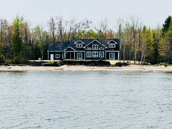 Exterior - Lakeside Lookout 3 Bedroom (Ontonagon)