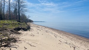 Nær stranden og solsenger