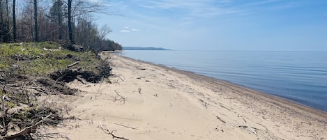 Nära stranden och solstolar