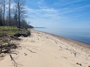 Beach nearby, sun-loungers - Lakeside Lookout 3 Bedroom (Ontonagon)