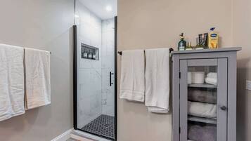 Ensemble douche/baignoire, sèche-cheveux, serviettes fournies