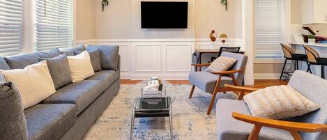 Televisie, boeken en een kantoor