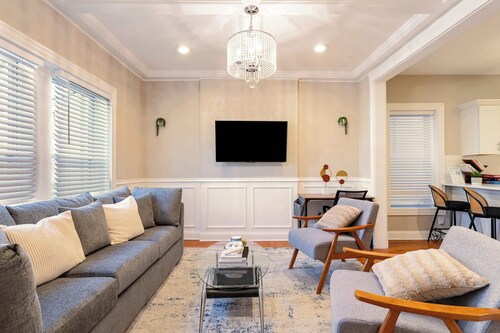 3BR Modern Condo near Wrigley/Dwtn +Free Parking