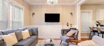 3BR Modern Condo near Wrigley/Dwtn +Free Parking