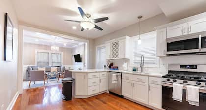 3BR Modern Condo near Wrigley/Dwtn +Free Parking