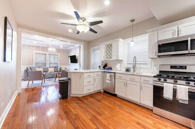 3BR Modern Condo near Wrigley/Dwtn +Free Parking