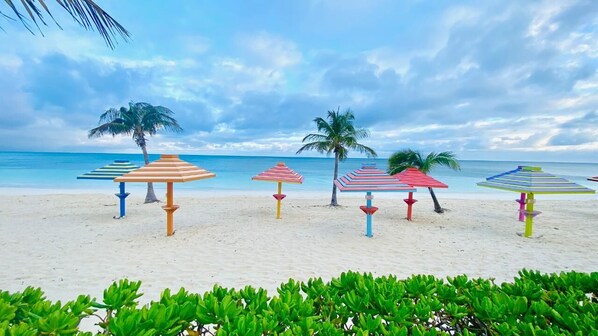 En la playa, camastros y toallas de playa 