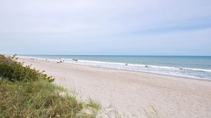 Rannalla, aurinkotuoleja, rantapyyhkeitä