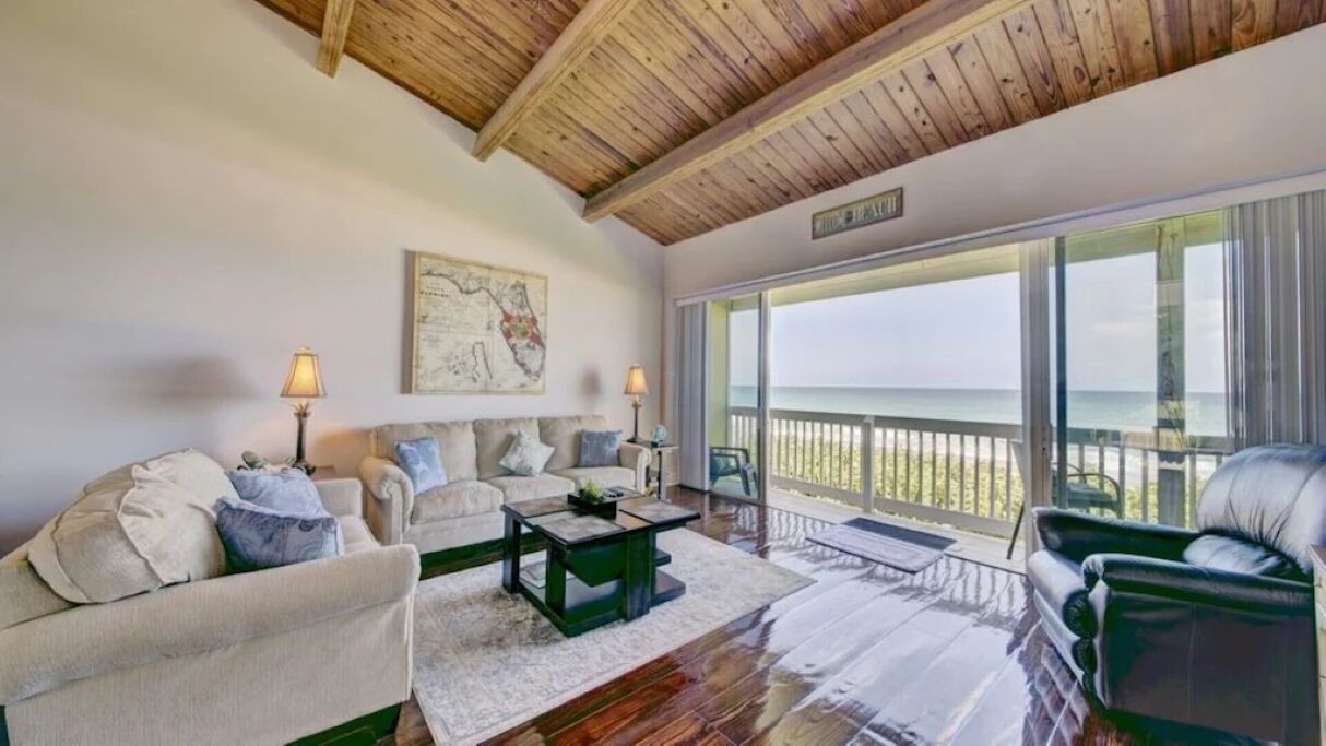 Peaceful Beachfront Oasis-- Walk onto the sand!