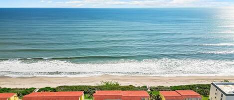 Na praia, espreguiçadeiras, toalhas de praia