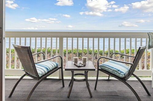 Peaceful Beachfront Oasis-- Walk onto the sand!