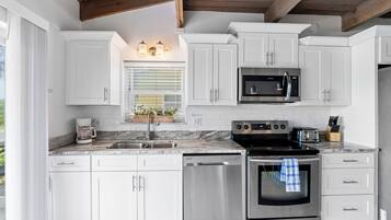 Jääkaappi, mikroaaltouuni, uuni, liesi