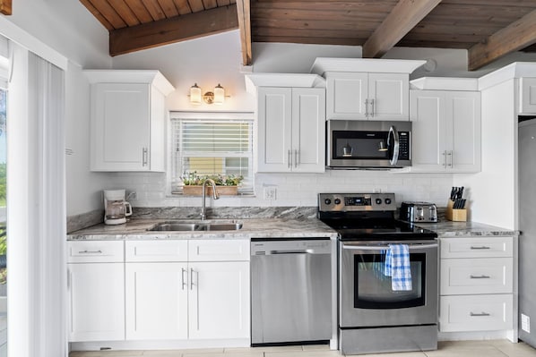 Jääkaappi, mikroaaltouuni, uuni, liesi