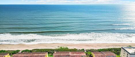 Plage, chaises longues, serviettes de plage