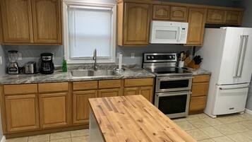 Coffee/tea maker, fridge, microwave, oven