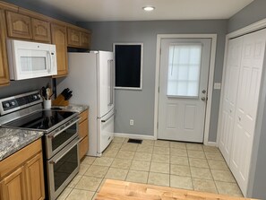 Coffee/tea maker, fridge, microwave, oven - Cheerful 3 bedroom, 2 bath home. (Nelsonville)