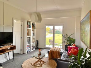 TV, fireplace, books - Nalya Kangaroo Valley - Stunning house & views (Kangaroo Valley)