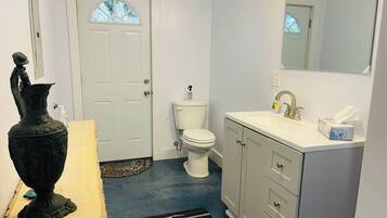 Regadera, toallas, jabón, shampoo