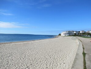 Chaises longues, serviettes de plage