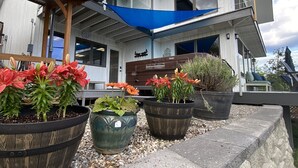 Una casa moderna de dos pisos con un amplio patio.