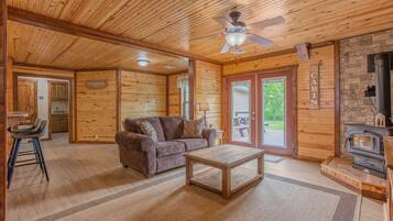 Smart TV, fireplace, DVD player, table tennis