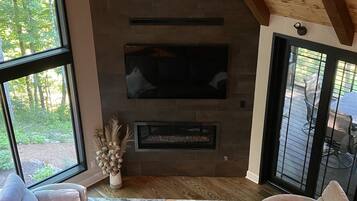 TV connectée, cheminée, chaßne hi-fi