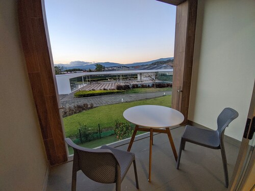 Best Location in Santa Ana - Great Views AC|GYM|Pool