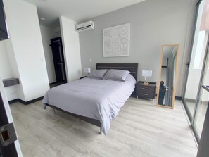 2 chambres, bureau, fer et planche à repasser, lit parapluie