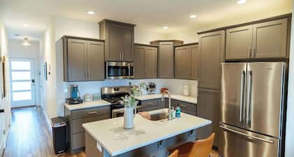 Modern and Bright South Salem Townhome Getaway with Game Room