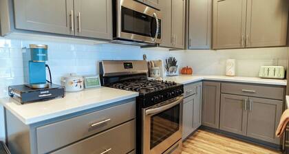 Modern and Bright South Salem Townhome Getaway with Game Room