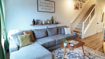 Smart-TV, Kamin, Videospiele, Tischfußball