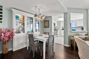 Dining - Superb oceanfront condo w/pool, sundeck, private balcony near pier for fishing, walking, crabbing (North Myrtle Beach)