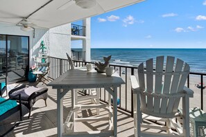 Outdoor dining - Superb oceanfront condo w/pool, sundeck, private balcony near pier for fishing, walking, crabbing (North Myrtle Beach)