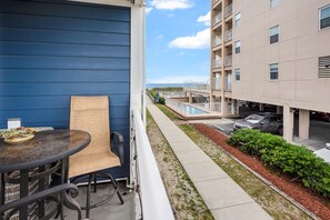Outdoor dining - Your Classic Oceanfront Retreat in North Myrtle Beach! (North Myrtle Beach)