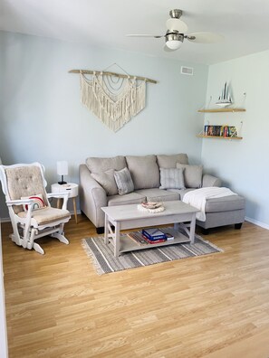 Smart-TV, Bücher, Stereoanlage