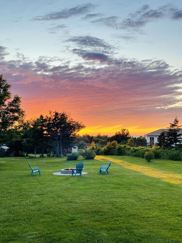 Cozy cottage w/sunset views + quick walk to a private beach (dog friendly!)