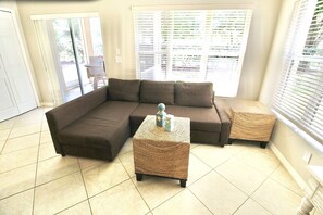 Een televisie, een dvd-speler, een stereo en een kantoor