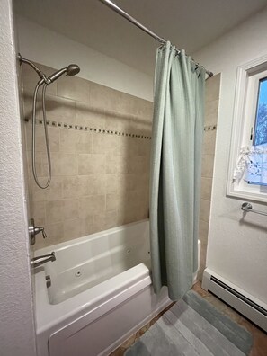 Shower, hair dryer, towels, soap - 3 Bedrooms-Queen Beds-Stunning Mountain Views-Fire Pit-Walk to Trails-UMed (Anchorage)