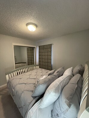 3 bedrooms, desk, iron/ironing board, free WiFi - 3 Bedrooms-Queen Beds-Stunning Mountain Views-Fire Pit-Walk to Trails-UMed (Anchorage)