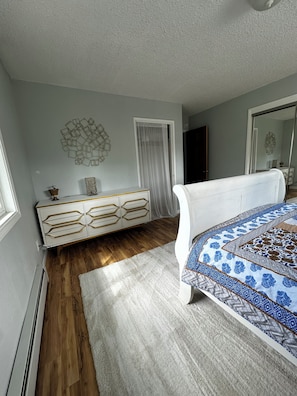 3 bedrooms, desk, iron/ironing board, WiFi (free)