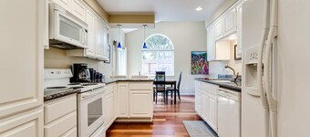 Beautiful Ferry Street Bridge Home, minutes from UO, downtown, and bike paths!