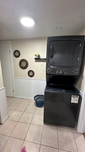 Bright1 BR suite w/ free parking & wifi & Netflix & all basic amenities