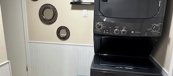 Bright1 BR suite w/ free parking & wifi & Netflix & all basic amenities