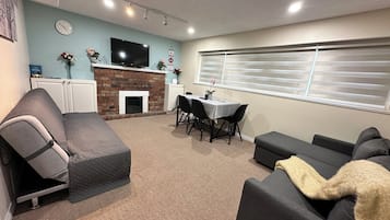 Smart TV, chimenea y libros