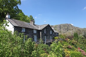 Exterior - Old Quarry Cottage - elevated village location - lake views (Coniston)