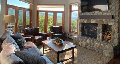 C12 Homey Bretton Woods slopeside townhome. Pool/gym passes!