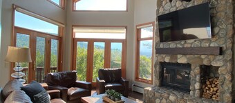 C12 Homey Bretton Woods slopeside townhome. Pool/gym passes!