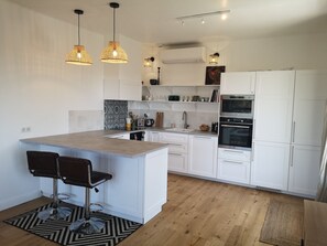 ثلاجة، ميكروويف، فرن، موقد طهي مسطح