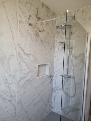 Bañera con ducha, secador de pelo, toallas, jabón